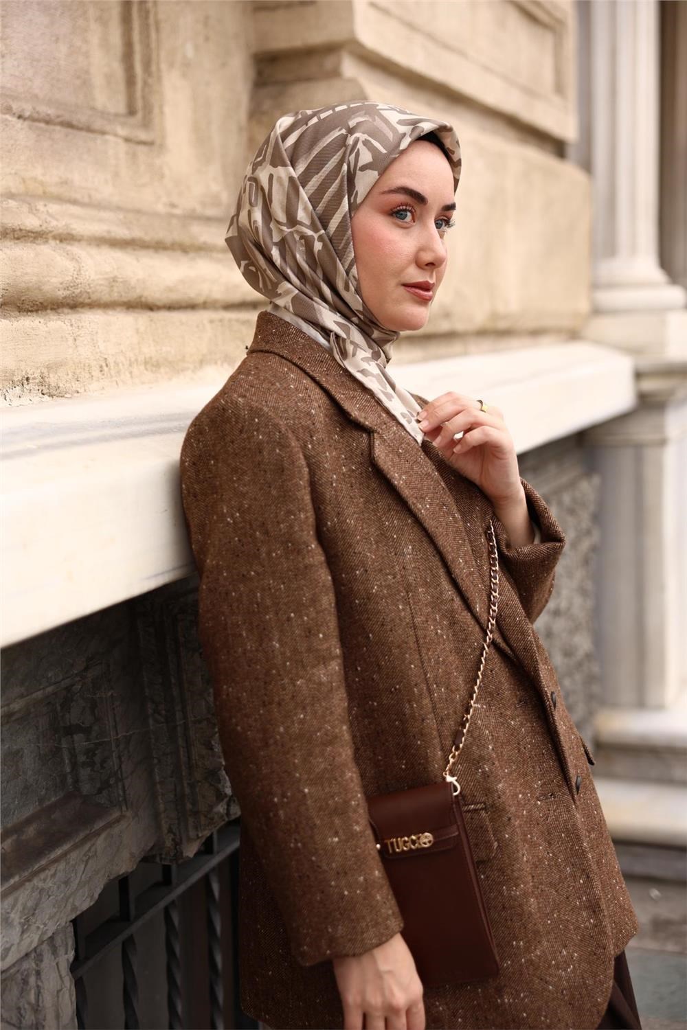 Twill İpek Eşarp Bej–Gri Desenli Tok Duruşlu 90x90