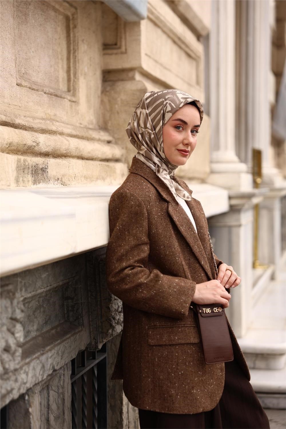 Twill İpek Eşarp Bej–Gri Desenli Tok Duruşlu 90x90