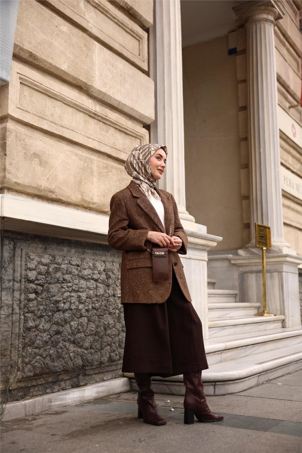 Twill İpek Eşarp Bej–Gri Desenli Tok Duruşlu 90x90