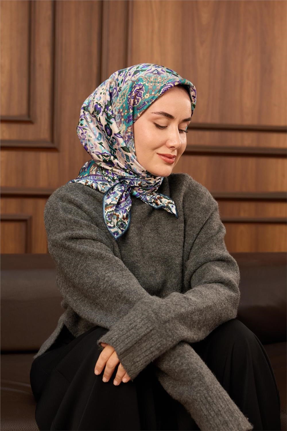 Twill İpek Eşarp Beyaz–Turkuaz Desenli Tok Duruşlu Kaymaz 90x90