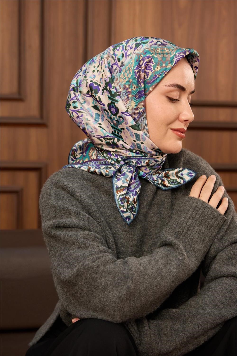 Twill İpek Eşarp Beyaz–Turkuaz Desenli Tok Duruşlu Kaymaz 90x90