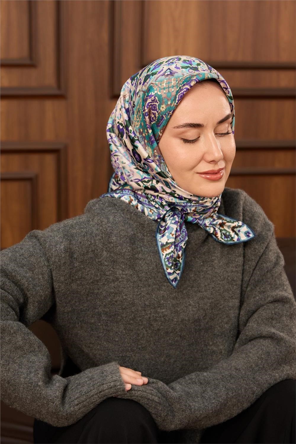 Twill İpek Eşarp Beyaz–Turkuaz Desenli Tok Duruşlu Kaymaz 90x90
