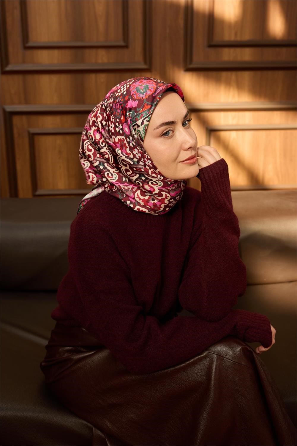 Twill İpek Eşarp Bordo–Pembe Desenli Tok Duruşlu Kaymaz 90x90
