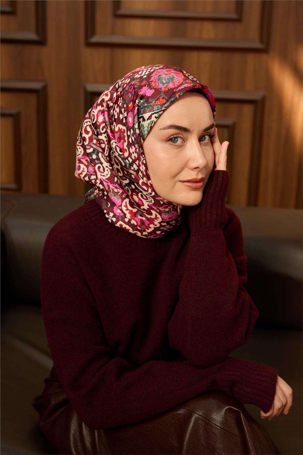 Twill İpek Eşarp Bordo–Pembe Desenli Tok Duruşlu Kaymaz 90x90