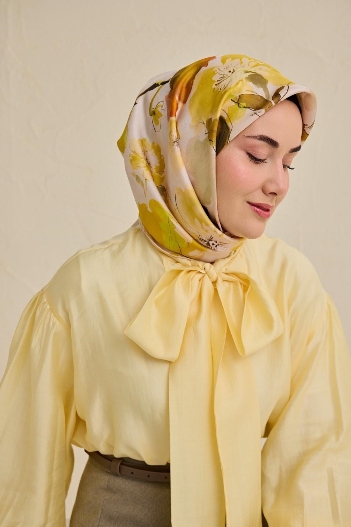 Twill İpek Eşarp Çiçek Desen Kırık Beyaz 90x90