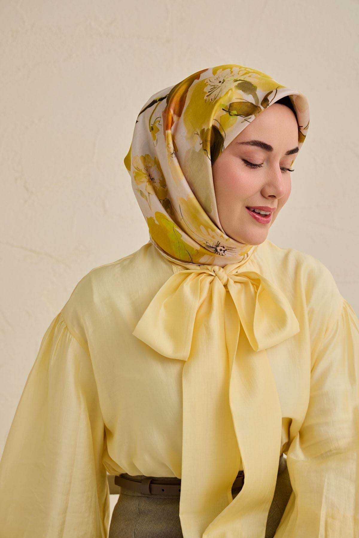 Twill İpek Eşarp Çiçek Desen Kırık Beyaz 90x90