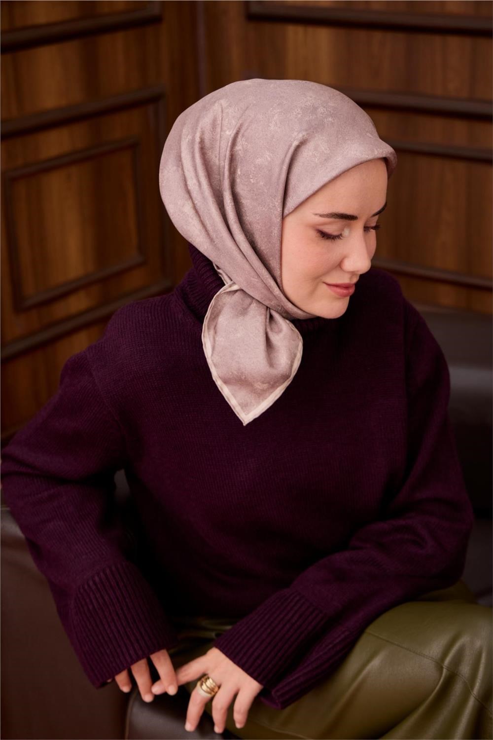 Twill İpek Eşarp Ekru–Soluk Gül Kurusu Desenli Tok Duruşlu 90x90