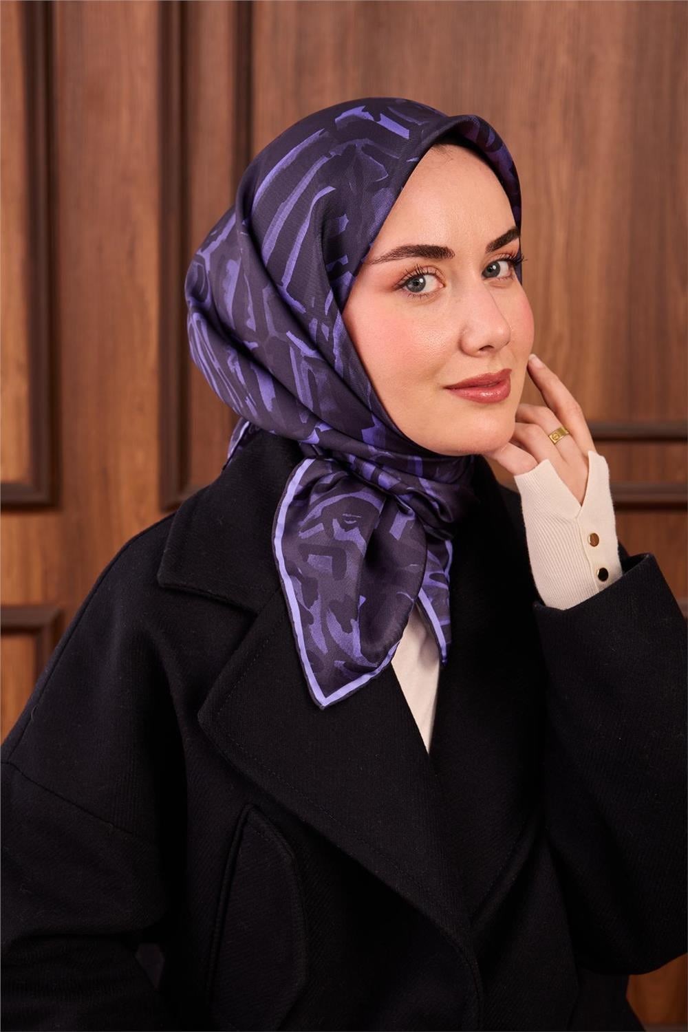 Twill İpek Eşarp Fosfor Mor–Lacivert–Füme Desenli Tok Duruşlu 90x90