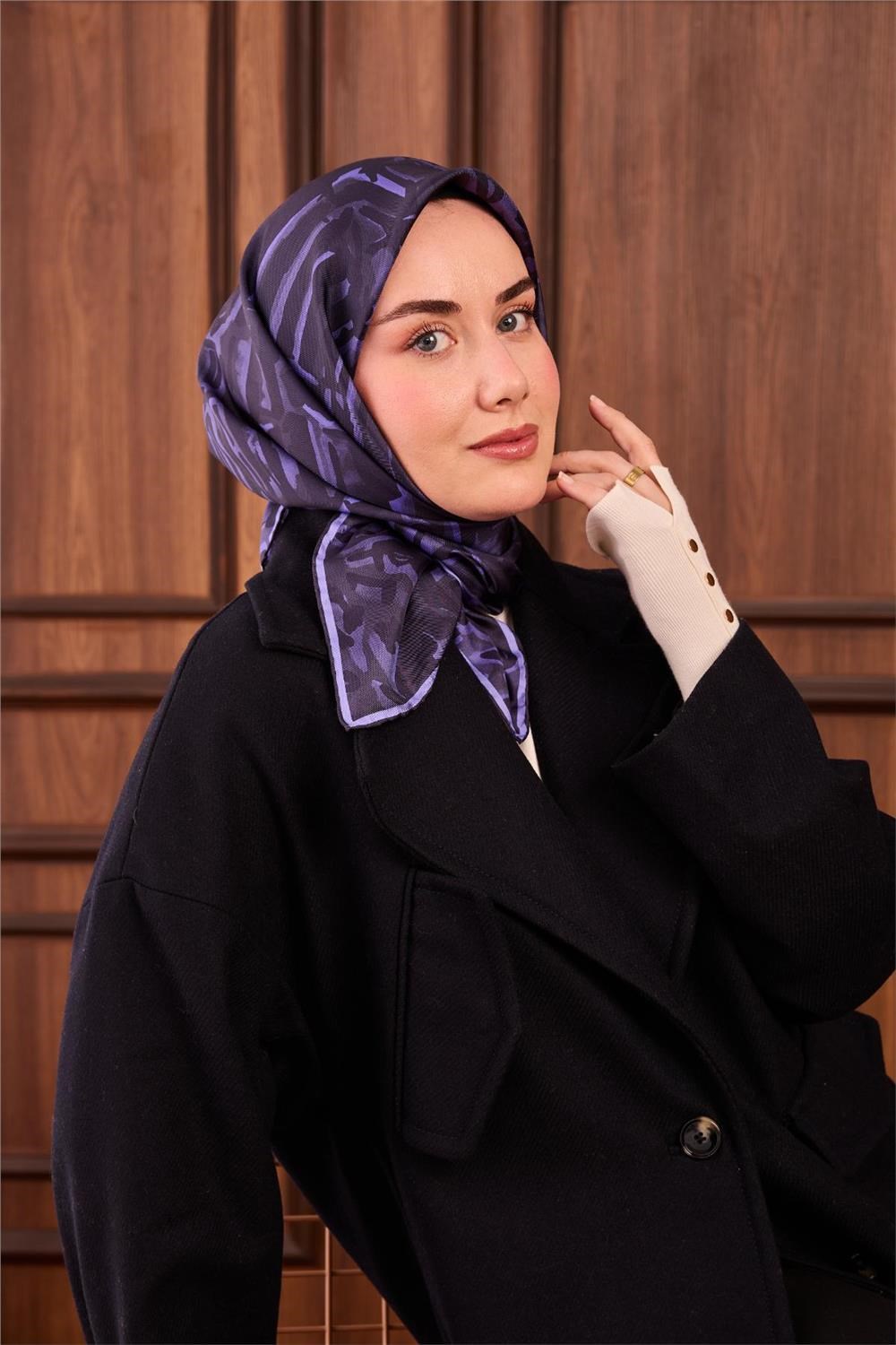 Twill İpek Eşarp Fosfor Mor–Lacivert–Füme Desenli Tok Duruşlu 90x90