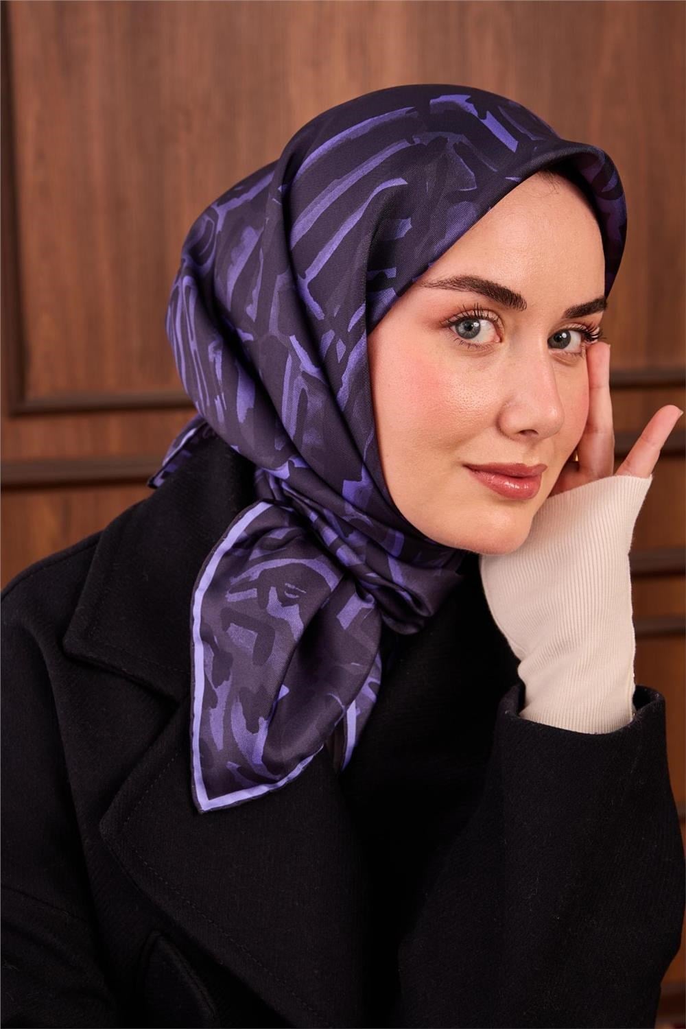 Twill İpek Eşarp Fosfor Mor–Lacivert–Füme Desenli Tok Duruşlu 90x90