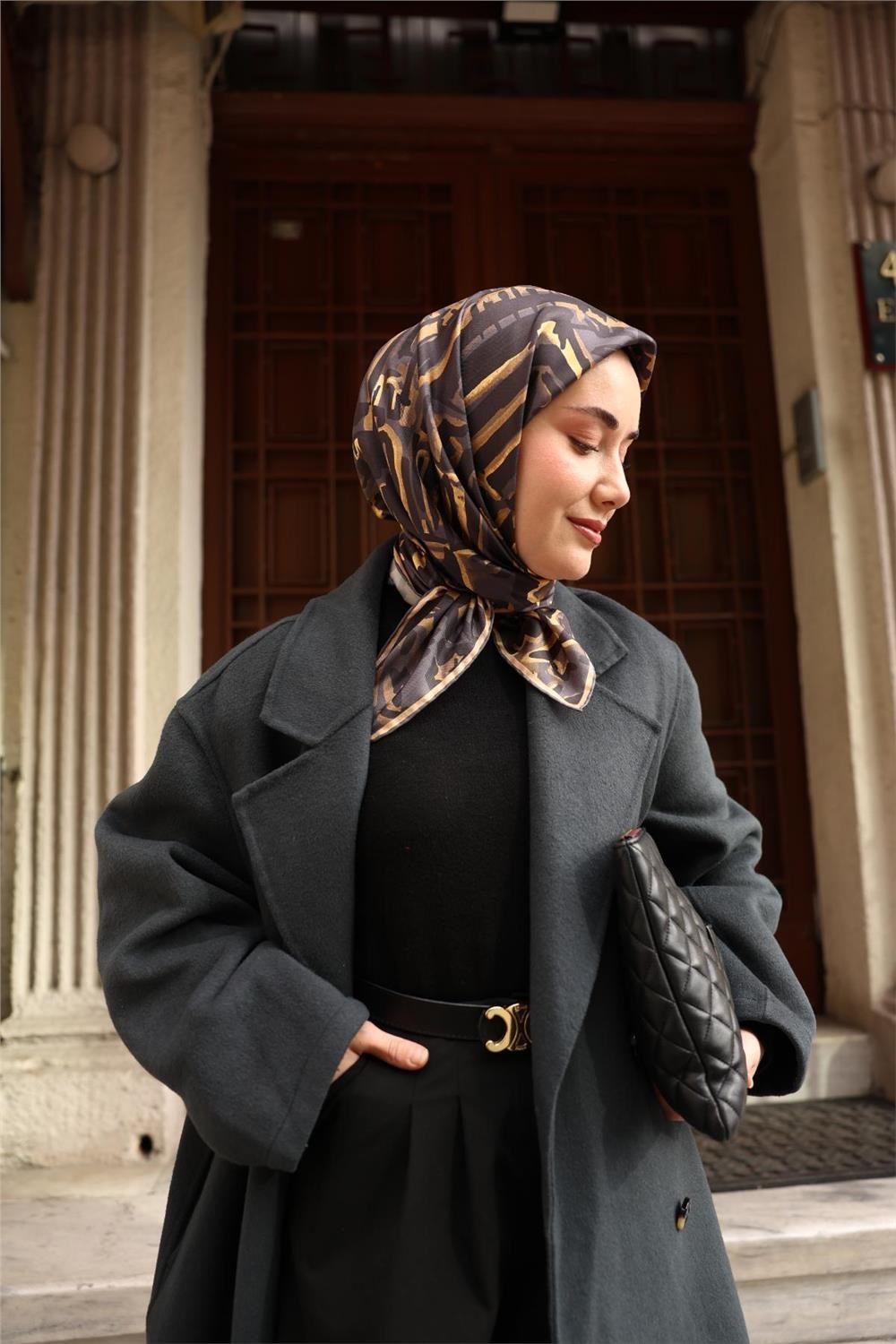 Twill İpek Eşarp Füme–Siyah–Gold Desenli Tok Duruşlu 90x90