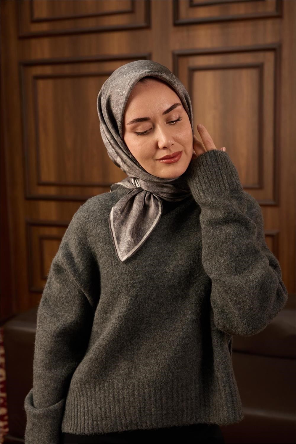 Twill İpek Eşarp Gri–Beyaz–Siyah Desenli Tok Duruşlu 90x90