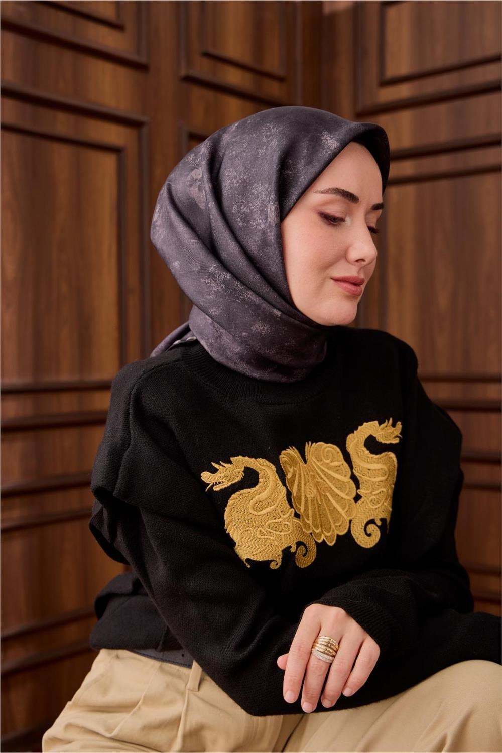 Twill İpek Eşarp Gri–Beyaz–Siyah Desenli Tok Duruşlu 90x90
