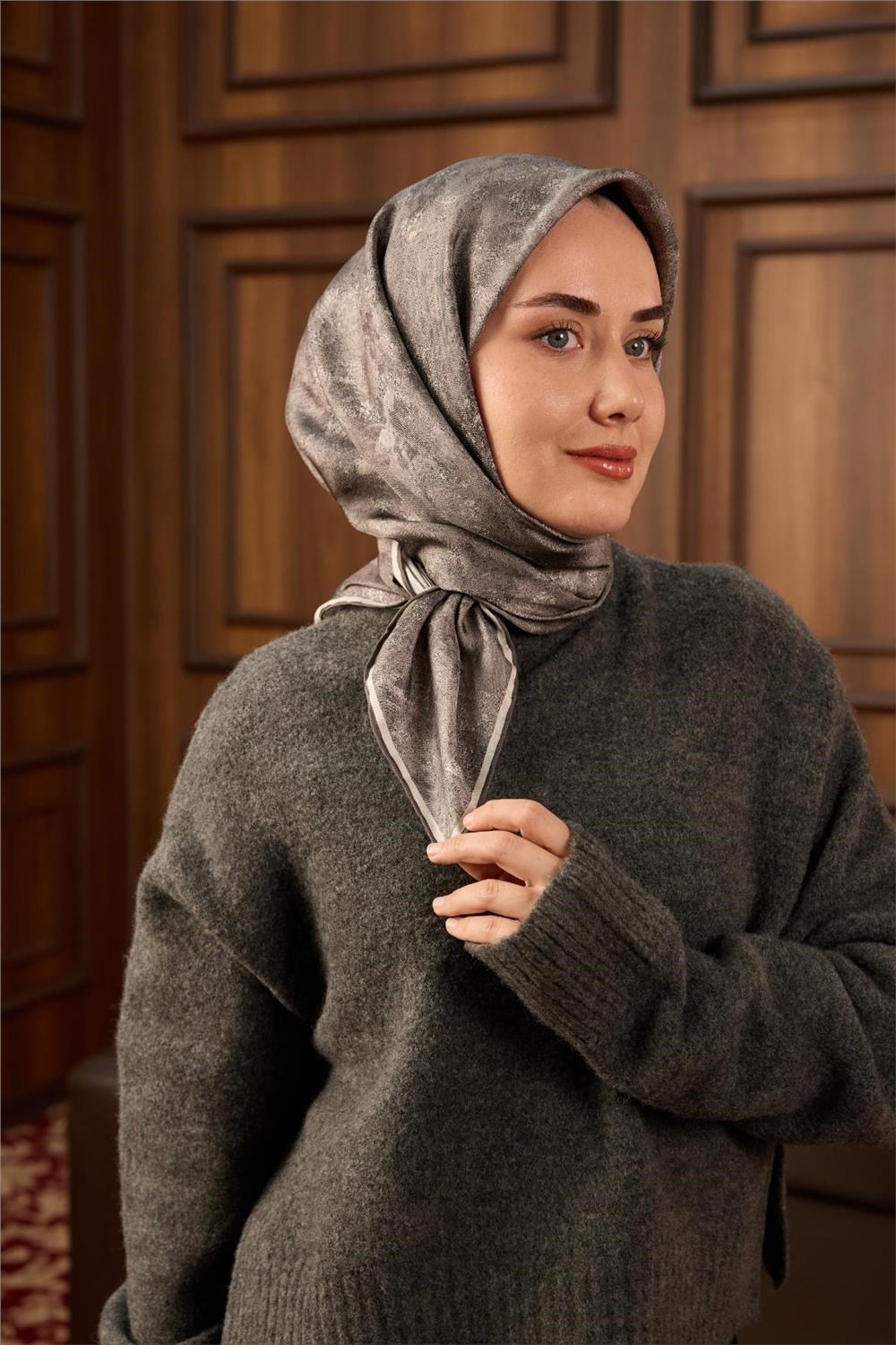 Twill İpek Eşarp Gri–Beyaz–Siyah Desenli Tok Duruşlu 90x90