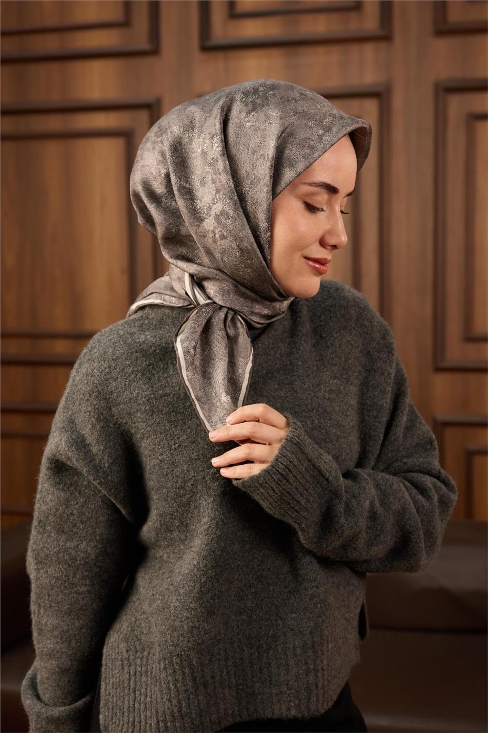Twill İpek Eşarp Gri–Beyaz–Siyah Desenli Tok Duruşlu 90x90