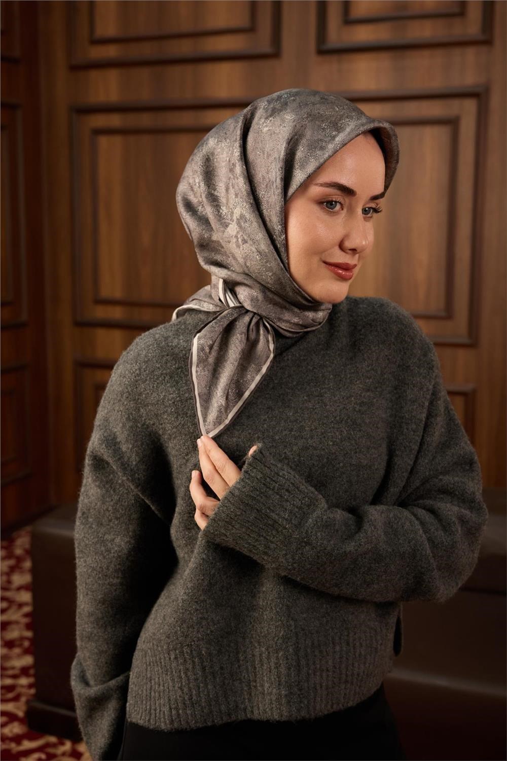 Twill İpek Eşarp Gri–Beyaz–Siyah Desenli Tok Duruşlu 90x90