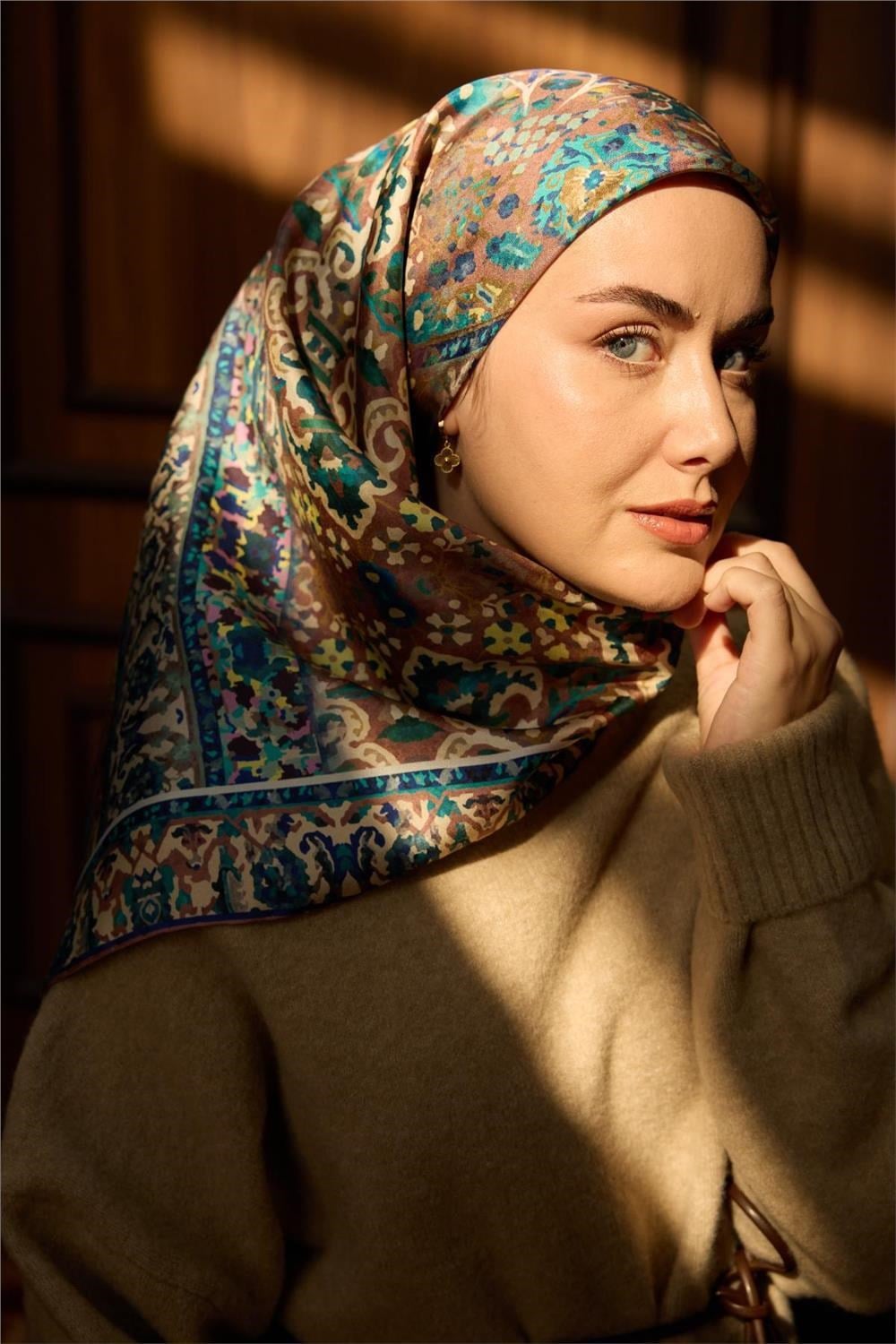 Twill İpek Eşarp Gül Kurusu-Mavi Desenli Kaymaz Tok Duruşlu 90x90