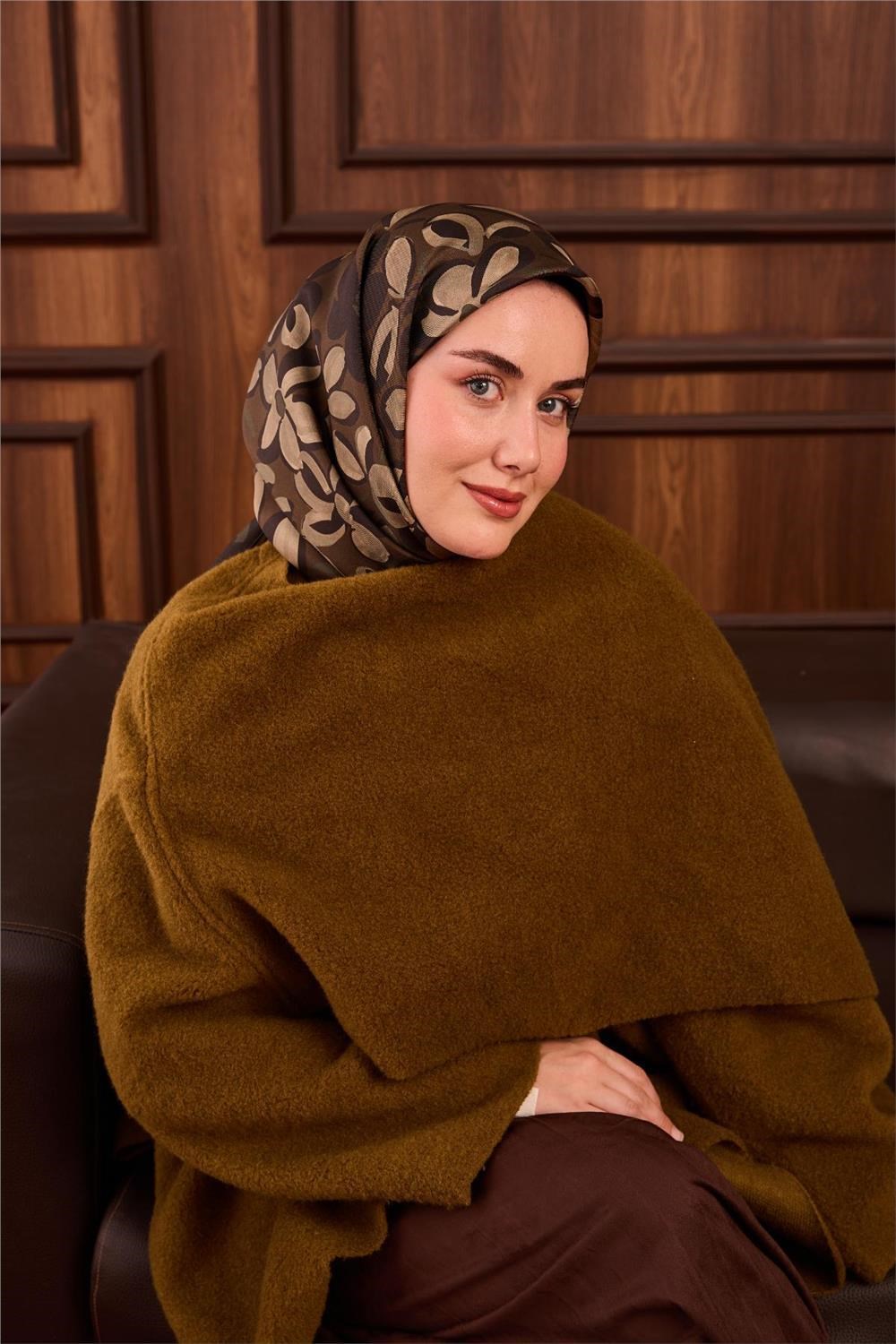 Twill İpek Eşarp Haki Koyu Yeşil Bej Papatya Desenli Tok Duruşlu 90x90