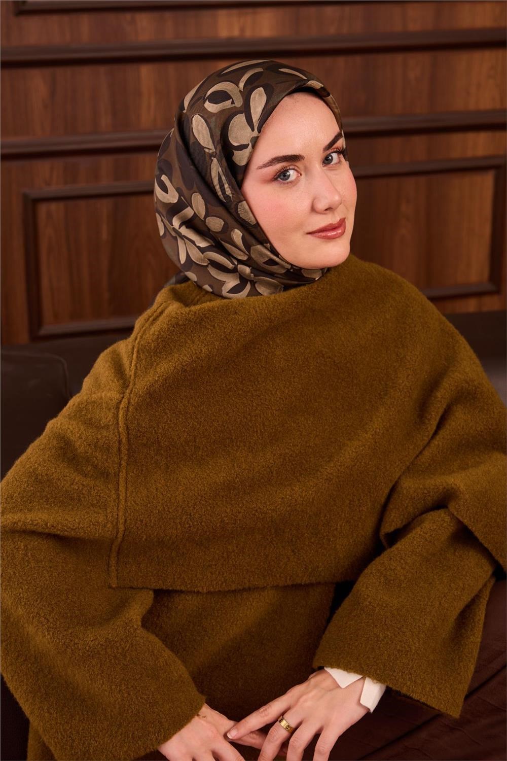 Twill İpek Eşarp Haki Koyu Yeşil Bej Papatya Desenli Tok Duruşlu 90x90