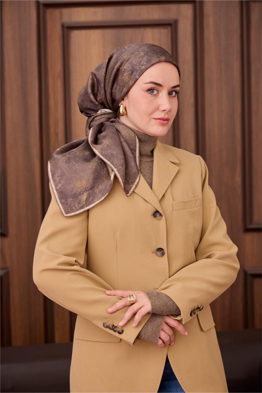 Twill İpek Eşarp Haki–Bej Desenli Tok Duruşlu 90x90