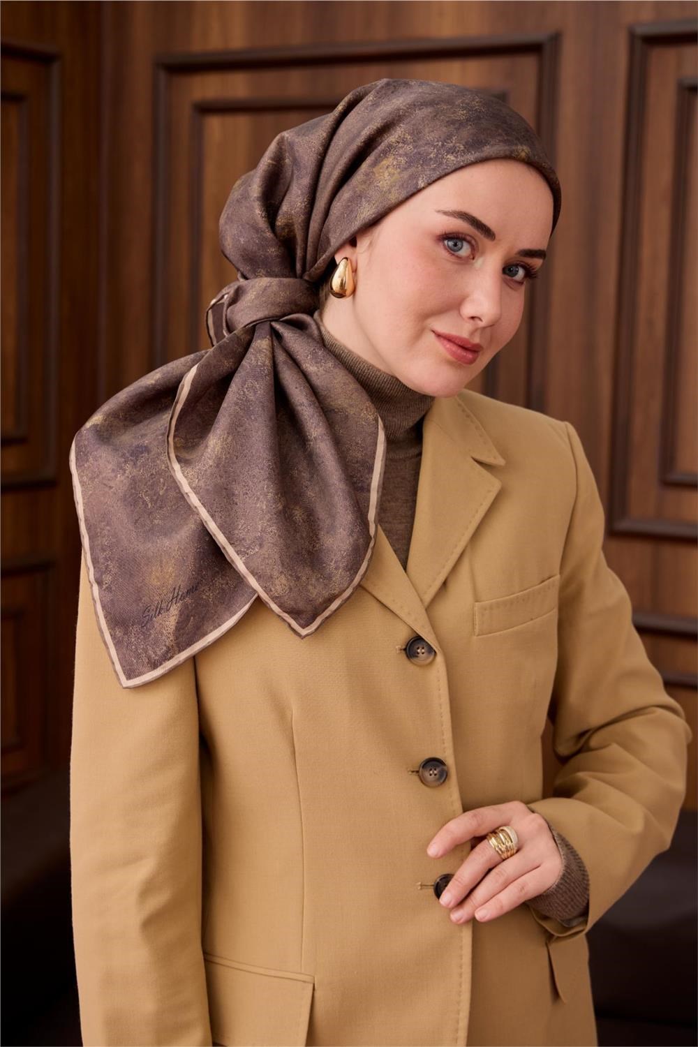 Twill İpek Eşarp Haki–Bej Desenli Tok Duruşlu 90x90