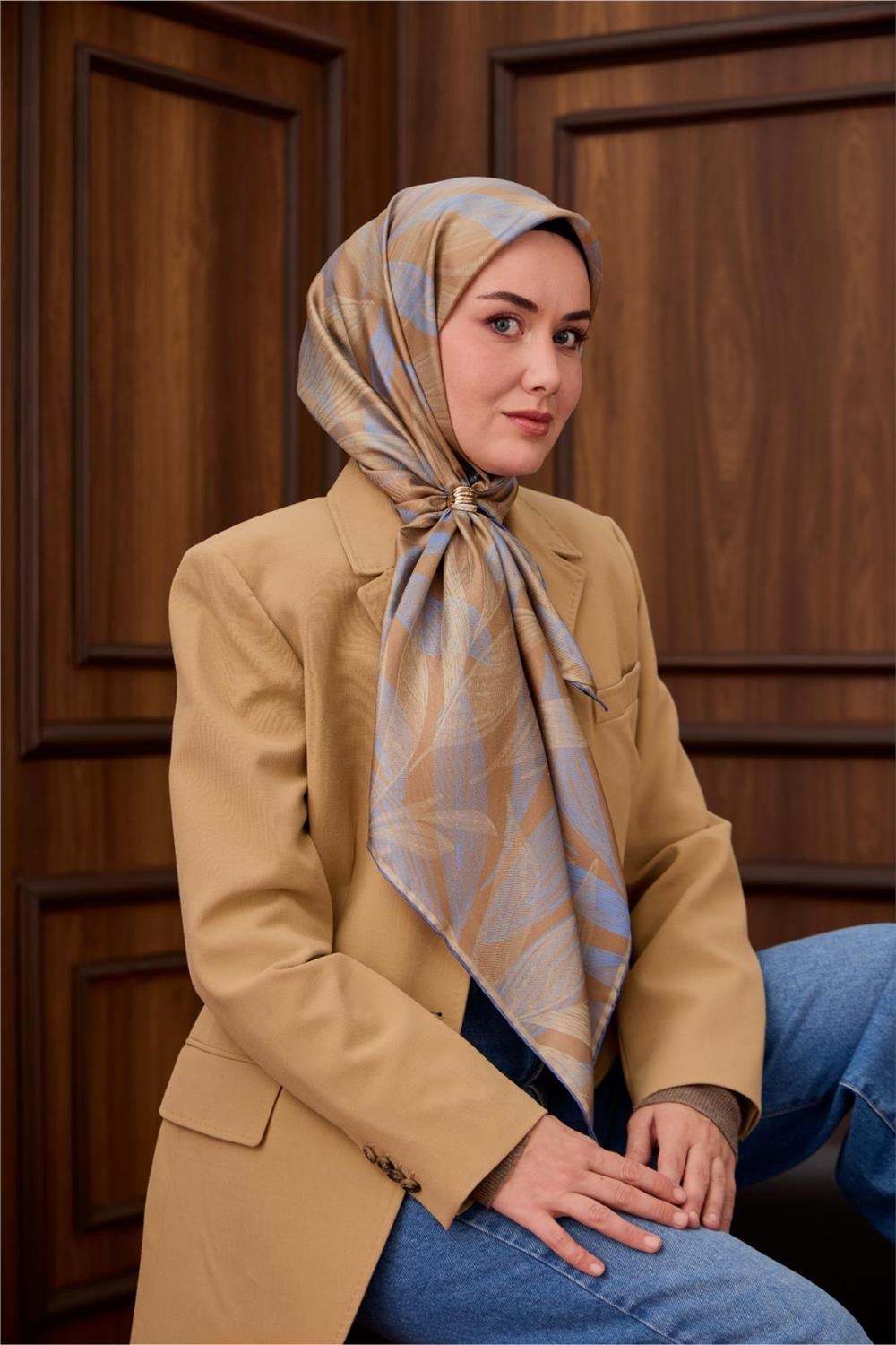 Twill İpek Eşarp İndigo-Sütlü Kahve Saman Geçişli Kaymaz Tok Duruşlu 90x90