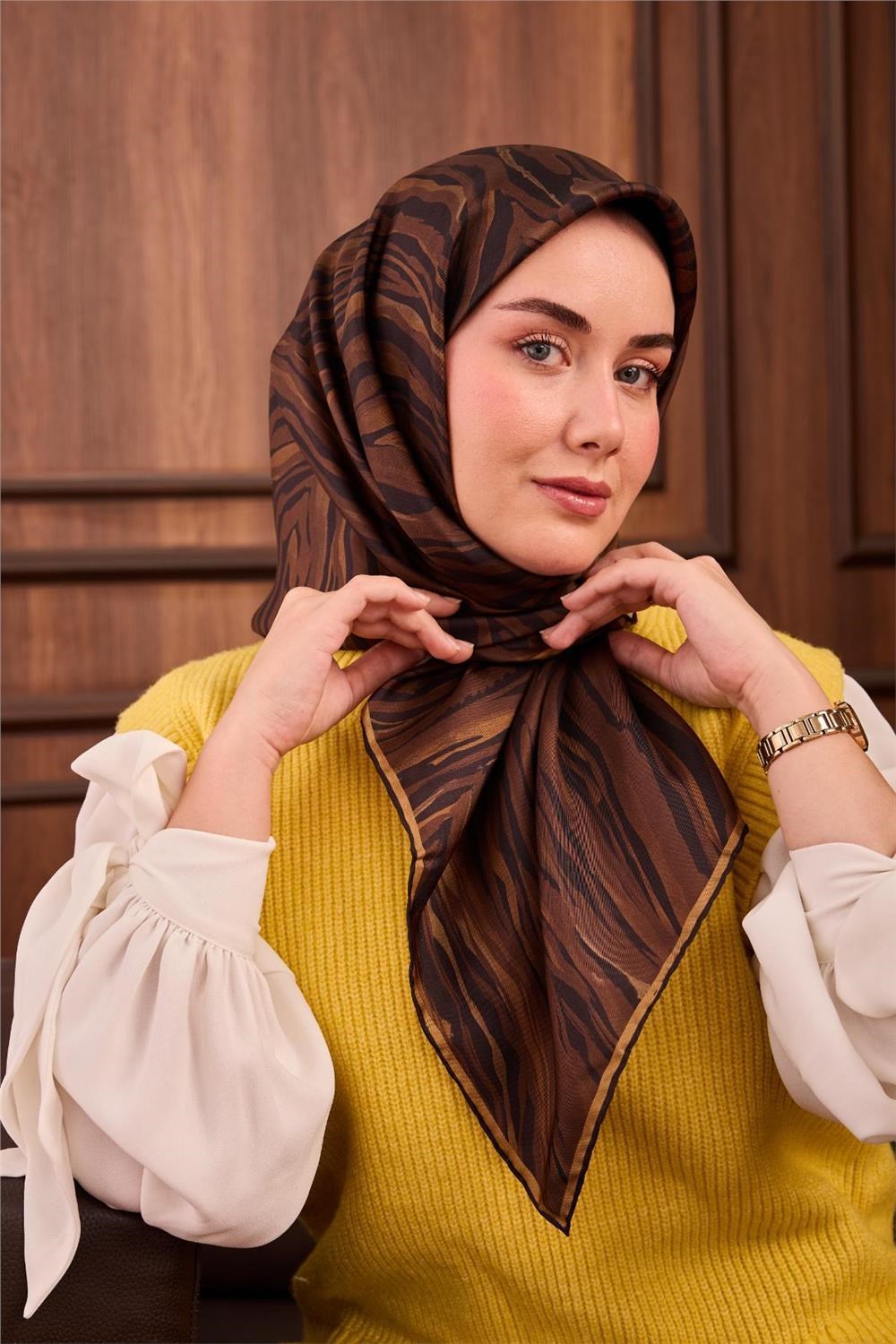 Twill İpek Eşarp Kahverengi Gold Geometrik Desenli Tok Duruşlu 90x90