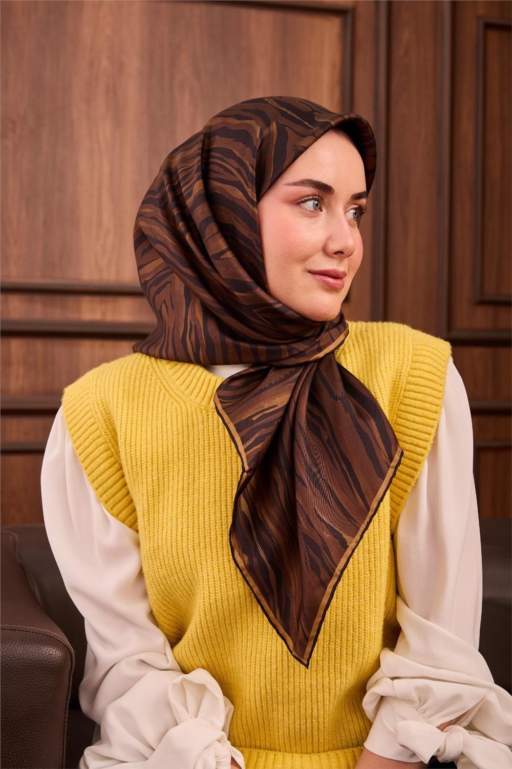 Twill İpek Eşarp Kahverengi Gold Geometrik Desenli Tok Duruşlu 90x90