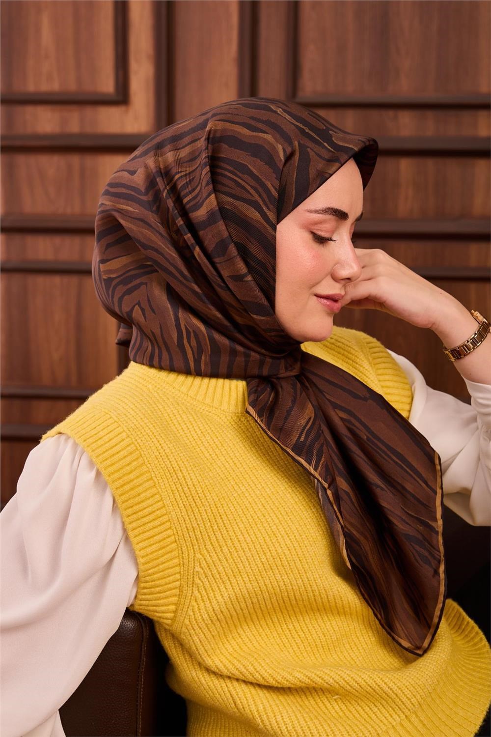 Twill İpek Eşarp Kahverengi Gold Geometrik Desenli Tok Duruşlu 90x90