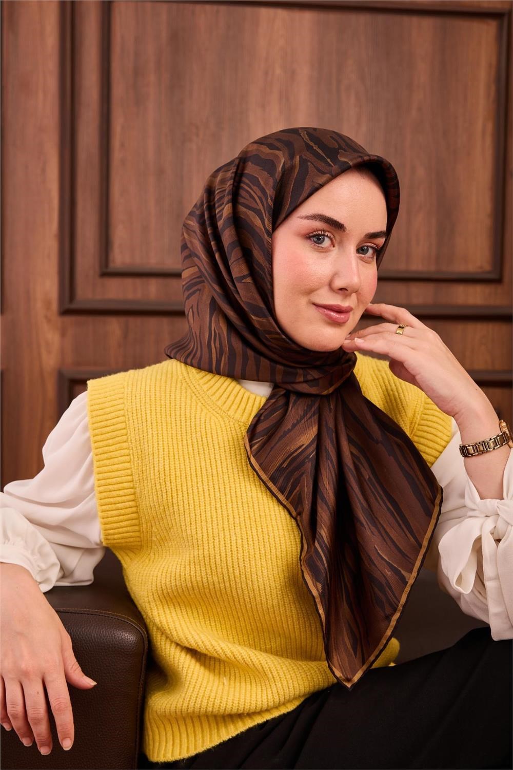 Twill İpek Eşarp Kahverengi Gold Geometrik Desenli Tok Duruşlu 90x90