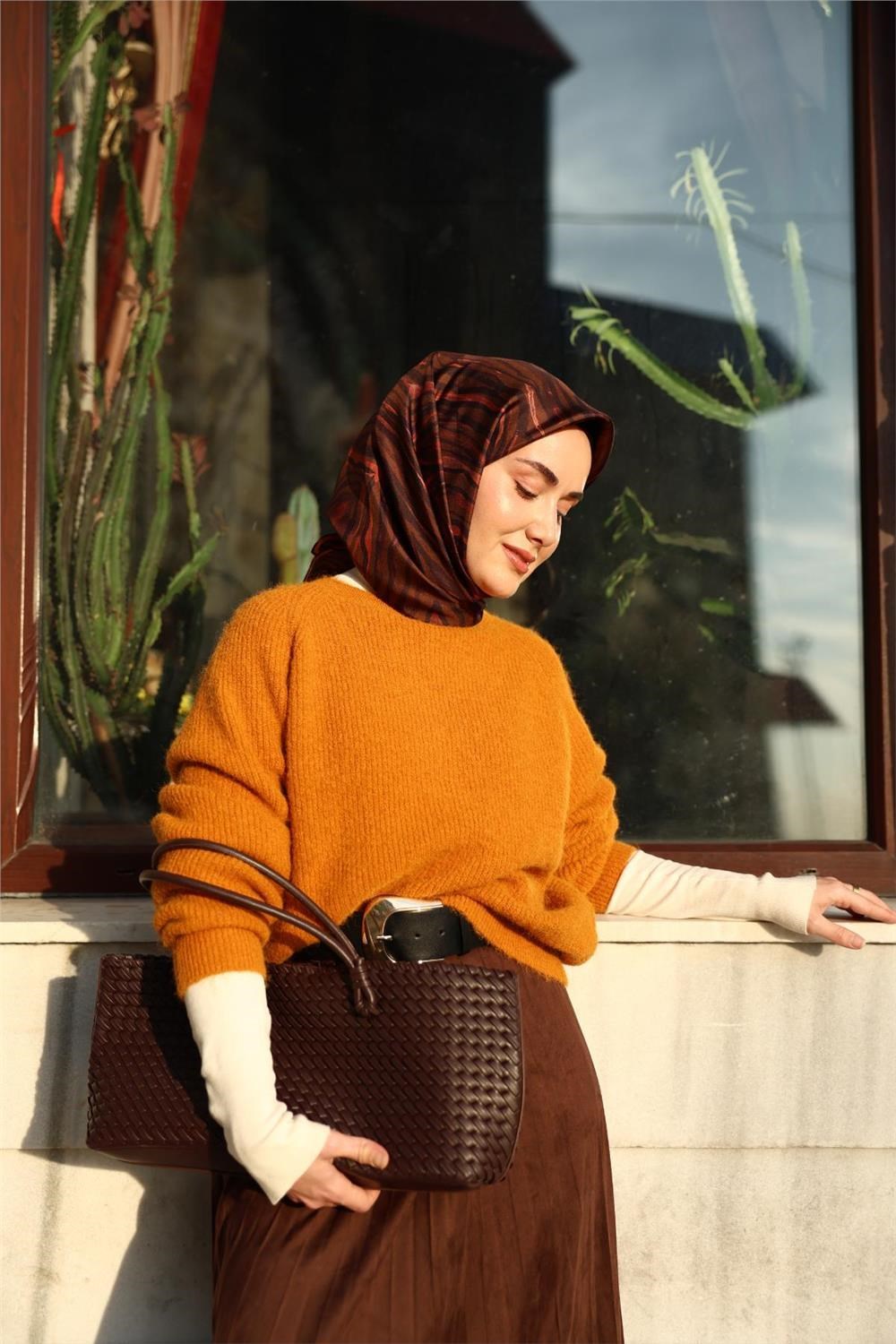 Twill İpek Eşarp Kahverengi Mercan Geometrik Desenli Tok Duruşlu 90x90