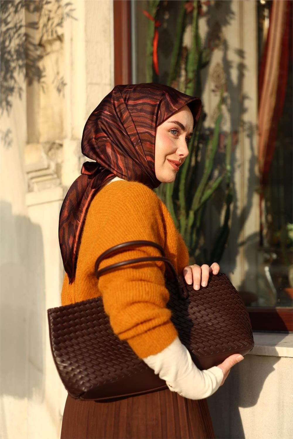 Twill İpek Eşarp Kahverengi Mercan Geometrik Desenli Tok Duruşlu 90x90