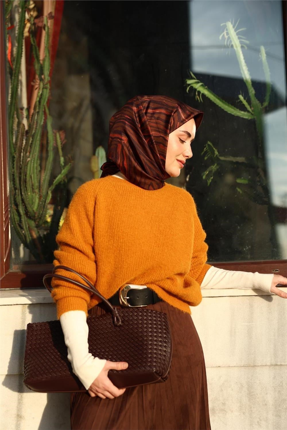 Twill İpek Eşarp Kahverengi Mercan Geometrik Desenli Tok Duruşlu 90x90