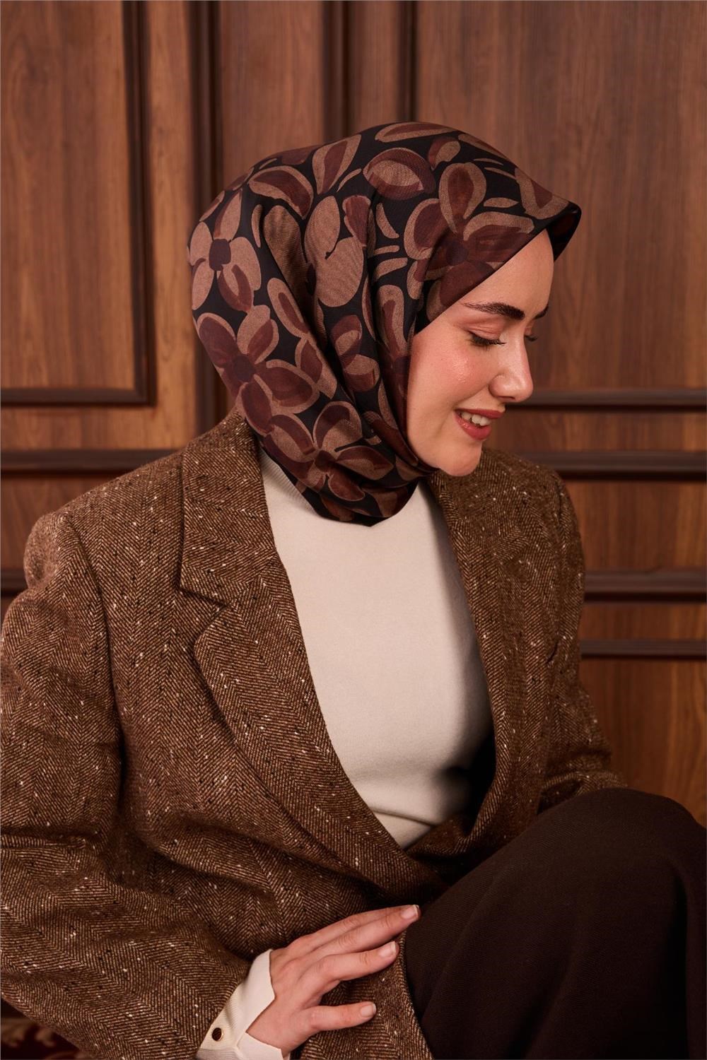 Twill İpek Eşarp Kahverengi-Sütlü Kahve Papatya Desenli Tok Duruşlu 90x90
