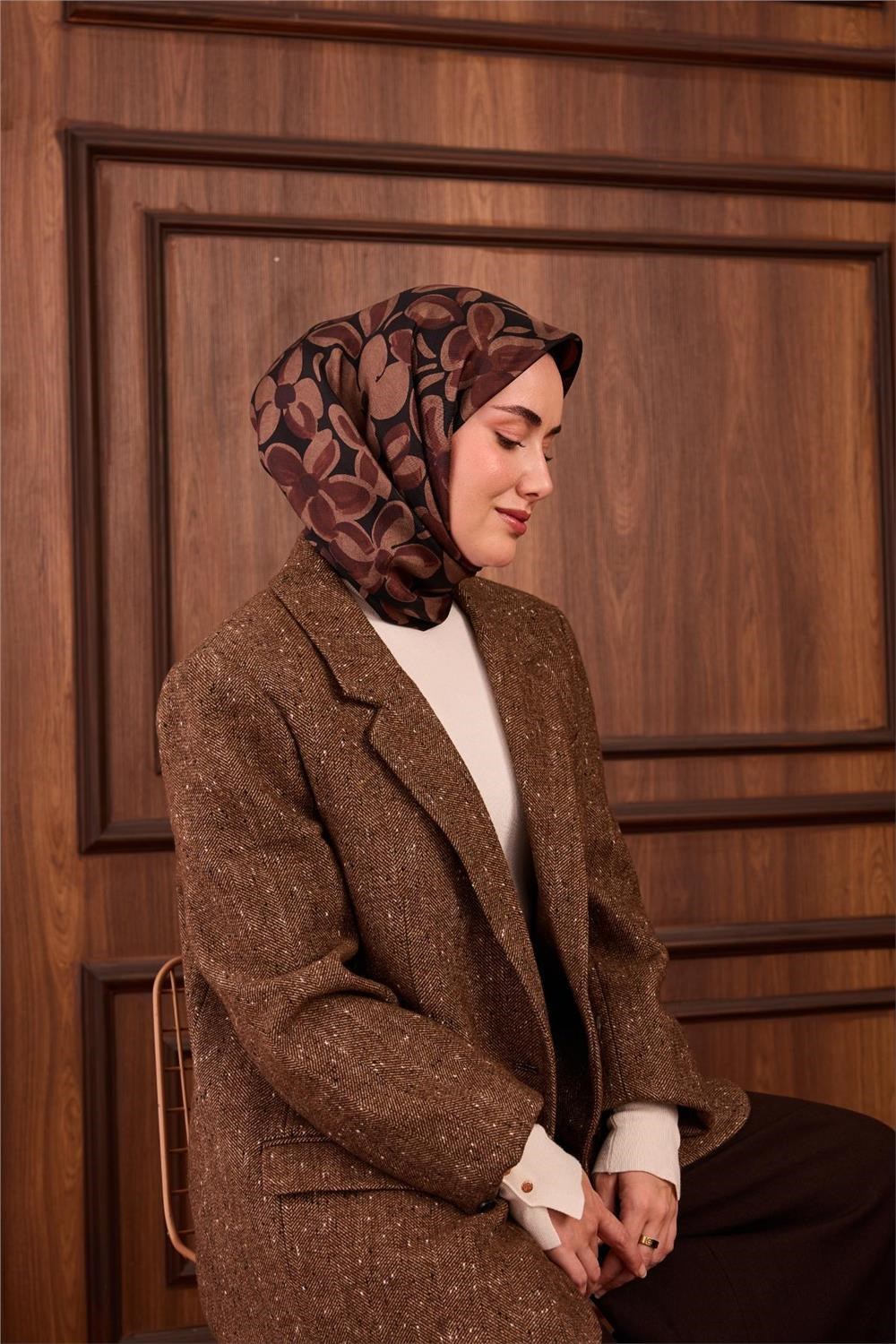 Twill İpek Eşarp Kahverengi-Sütlü Kahve Papatya Desenli Tok Duruşlu 90x90
