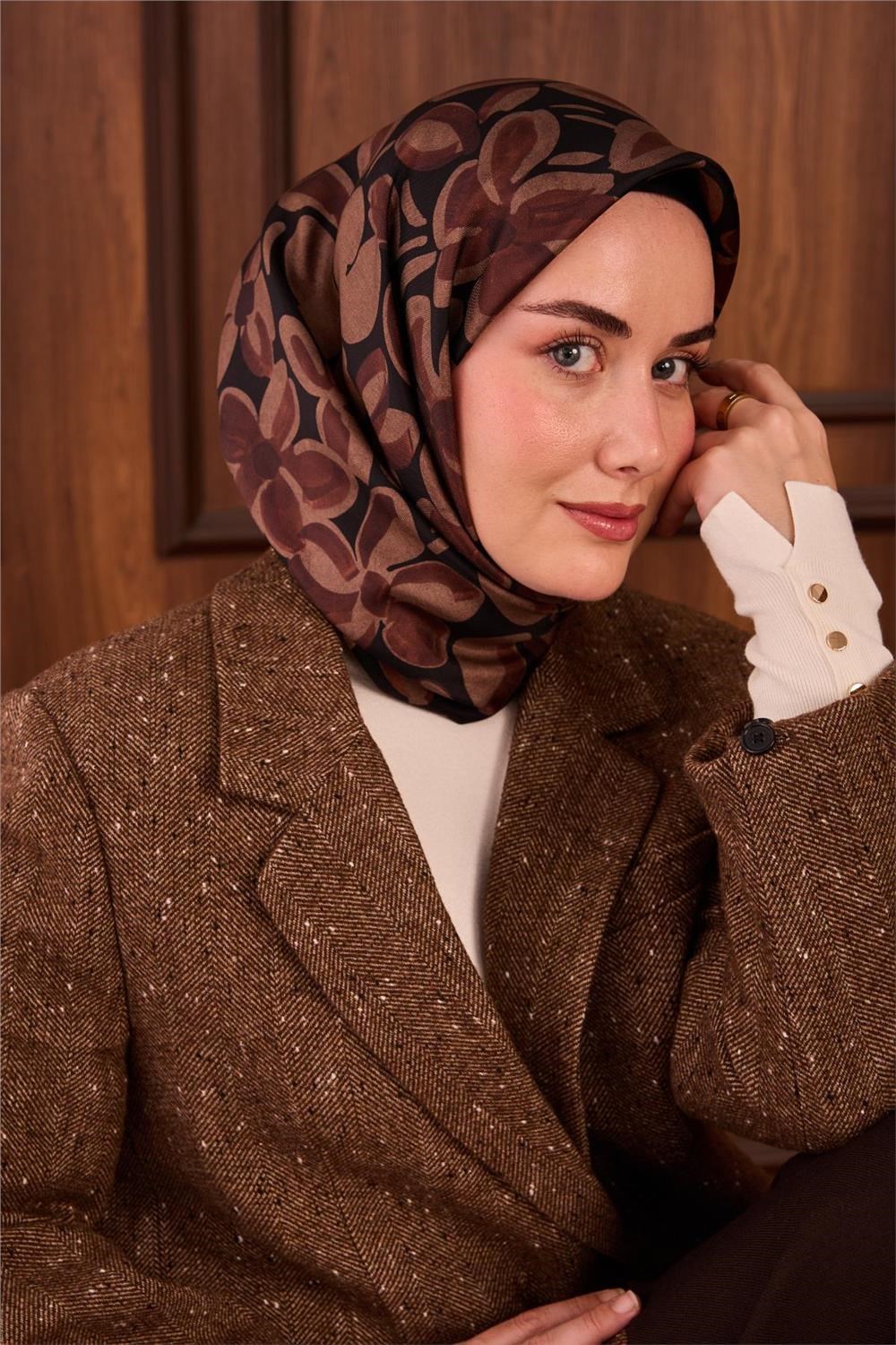 Twill İpek Eşarp Kahverengi-Sütlü Kahve Papatya Desenli Tok Duruşlu 90x90