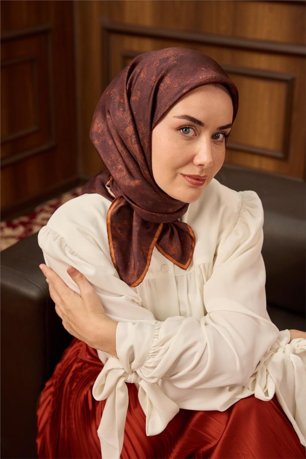Twill İpek Eşarp Kiremit Bordo–Taba Desenli Tok Duruşlu 90x90