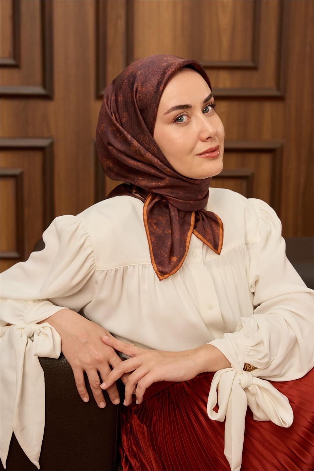 Twill İpek Eşarp Kiremit Bordo–Taba Desenli Tok Duruşlu 90x90
