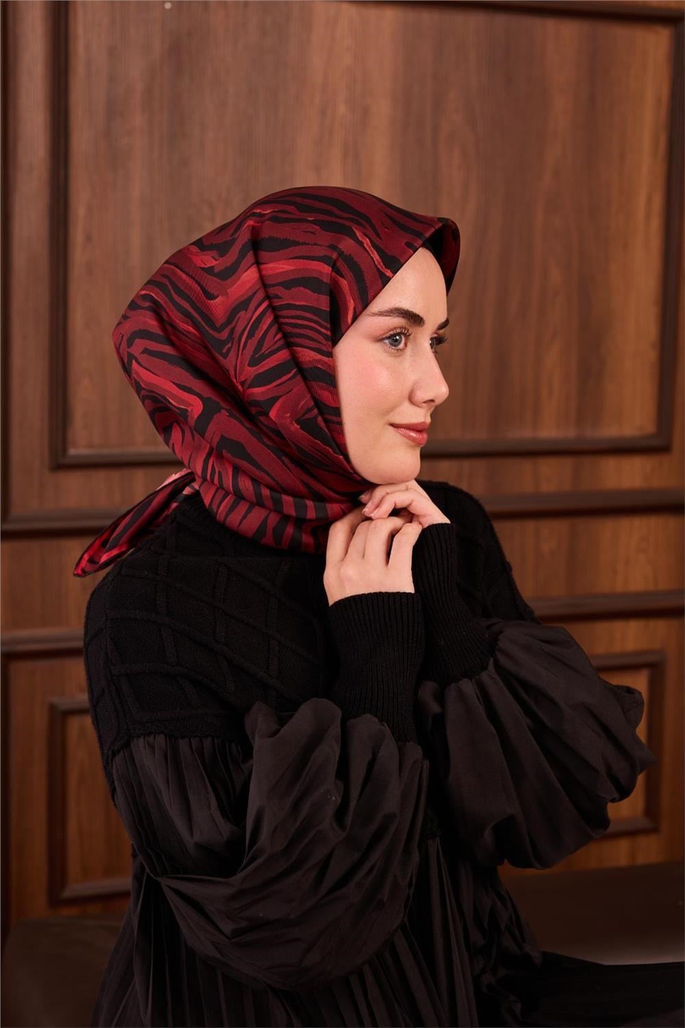 Twill İpek Eşarp Kırmızı Siyah Geometrik Desenli Tok Duruşlu 90x90