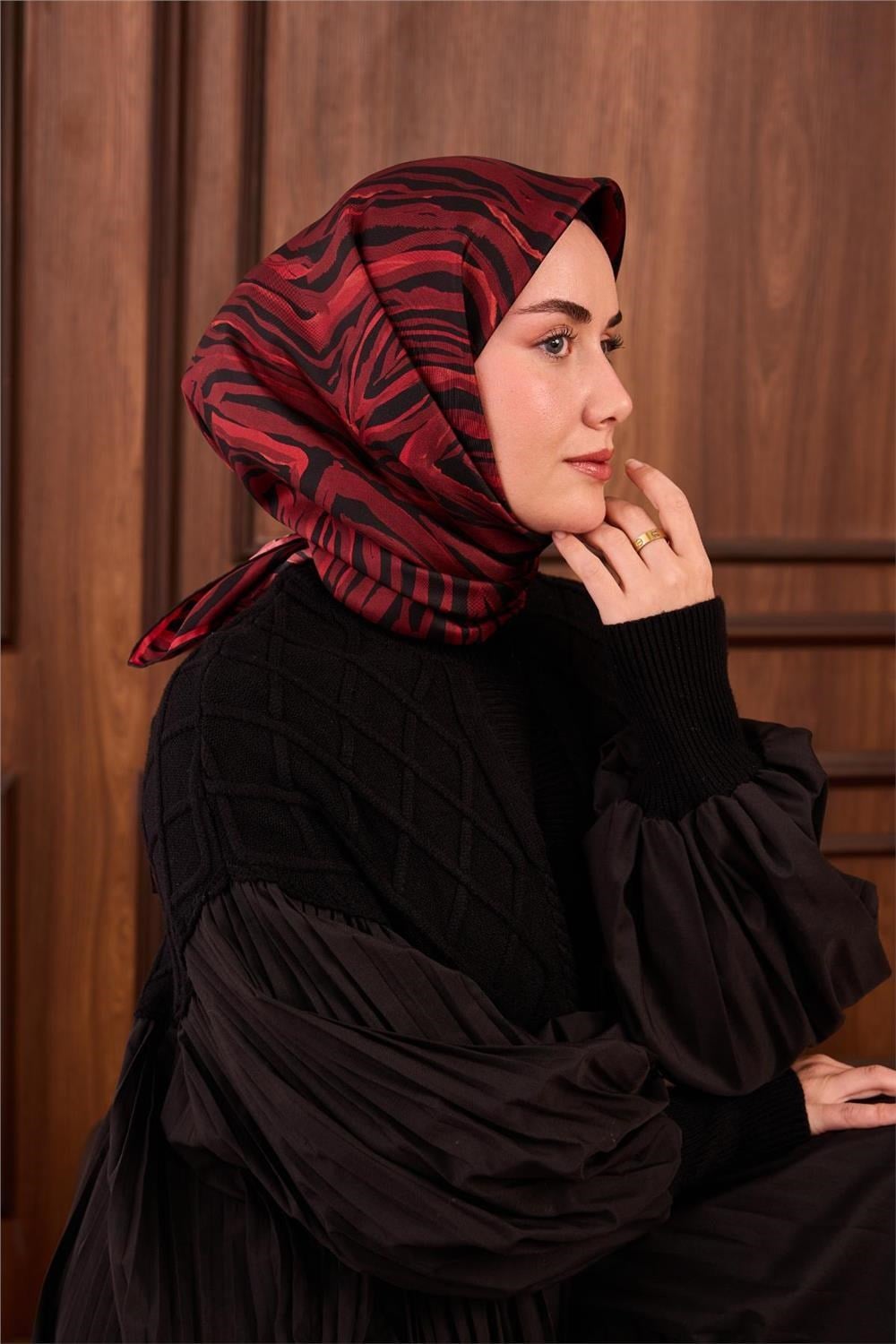 Twill İpek Eşarp Kırmızı Siyah Geometrik Desenli Tok Duruşlu 90x90