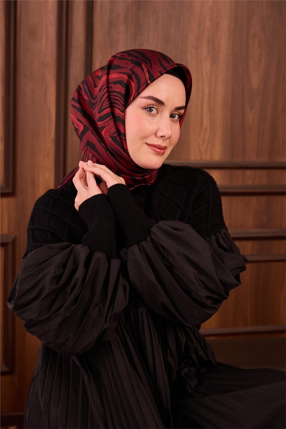 Twill İpek Eşarp Kırmızı Siyah Geometrik Desenli Tok Duruşlu 90x90