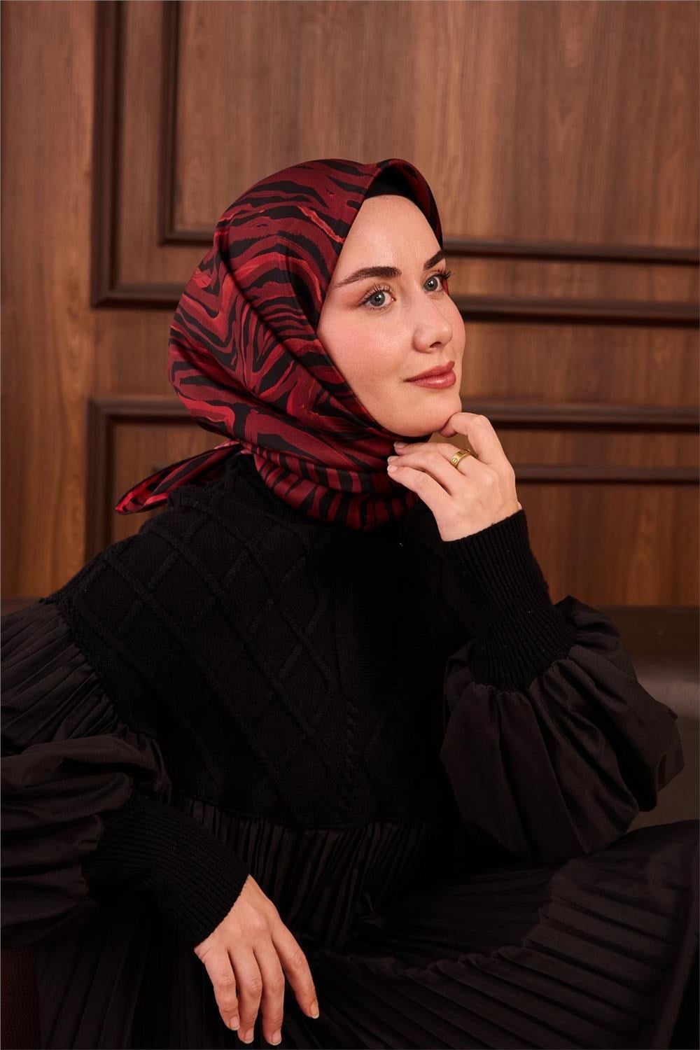 Twill İpek Eşarp Kırmızı Siyah Geometrik Desenli Tok Duruşlu 90x90