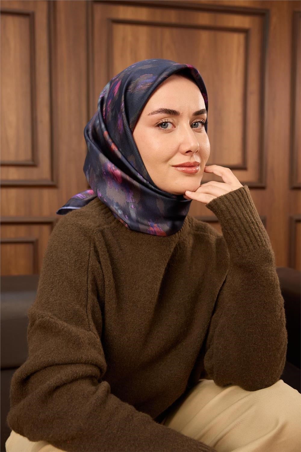 Twill İpek Eşarp Koyu Lacivert-Erguvan Desenli Tok Duruşlu 90x90