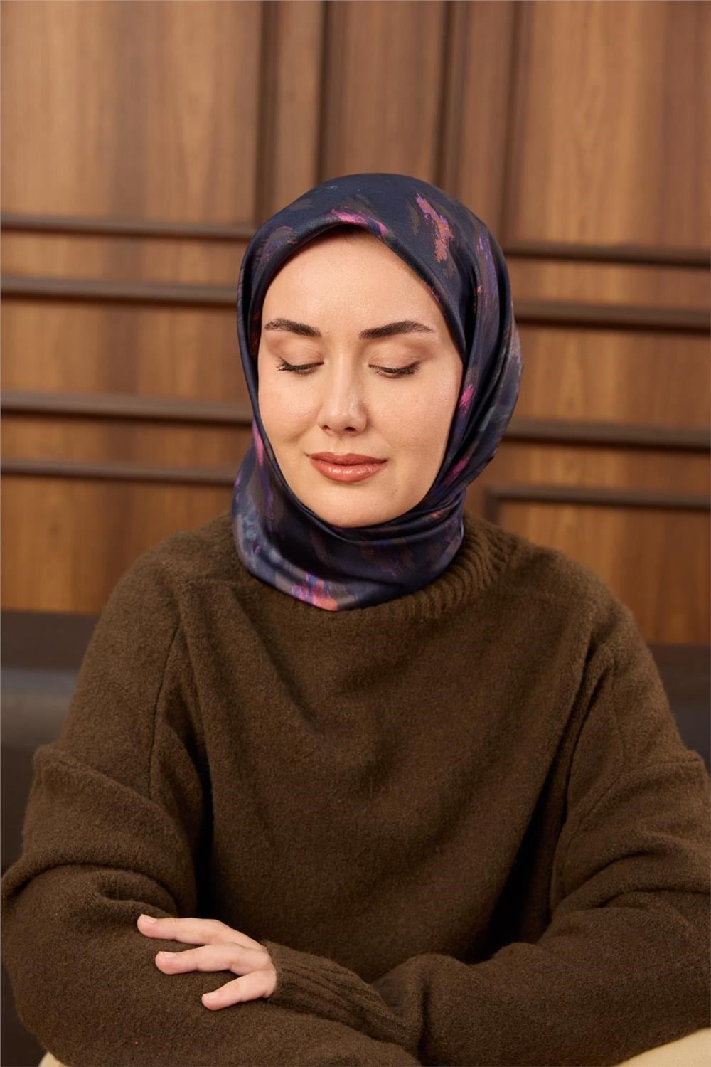 Twill İpek Eşarp Koyu Lacivert-Erguvan Desenli Tok Duruşlu 90x90