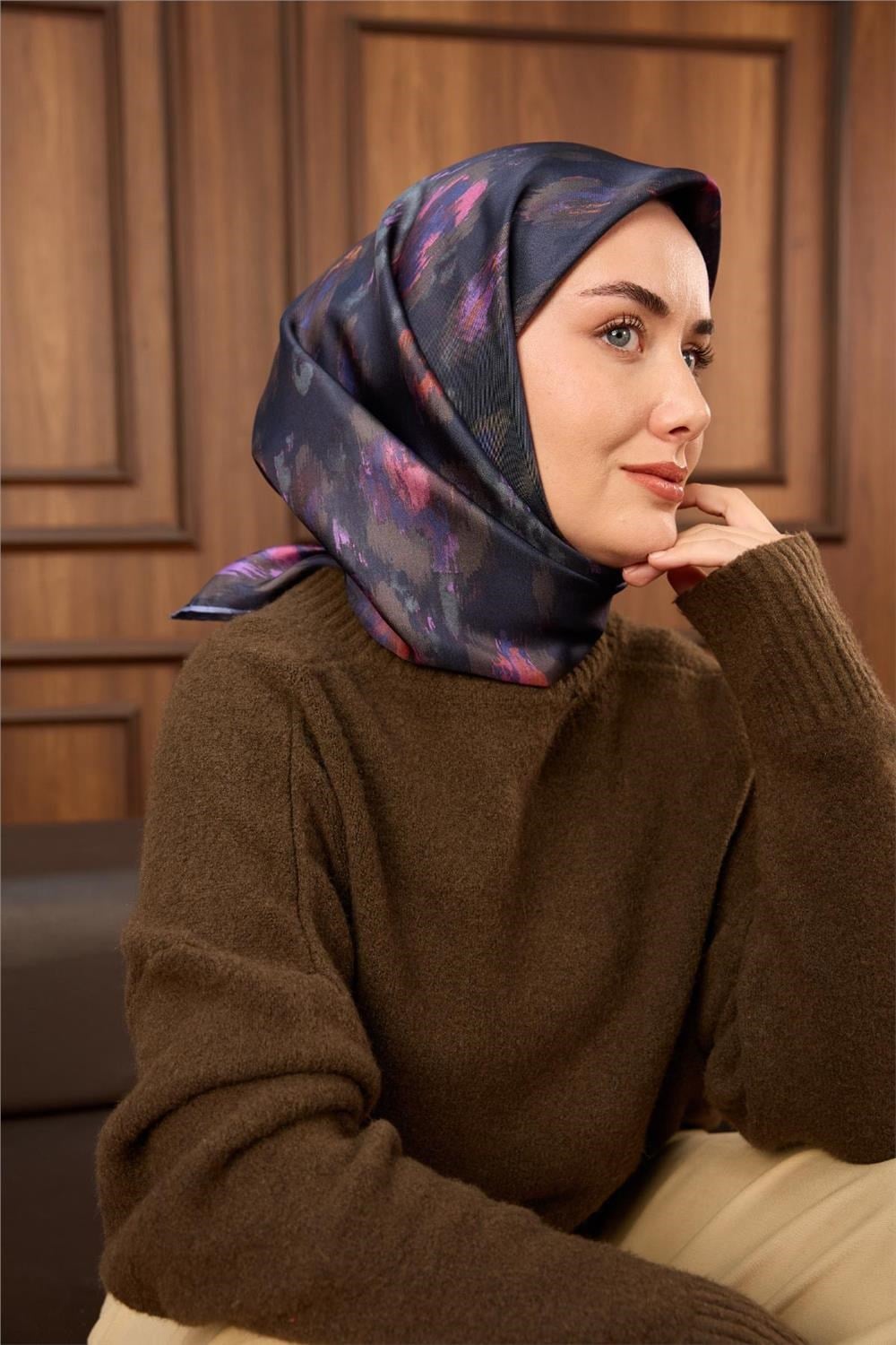 Twill İpek Eşarp Koyu Lacivert-Erguvan Desenli Tok Duruşlu 90x90