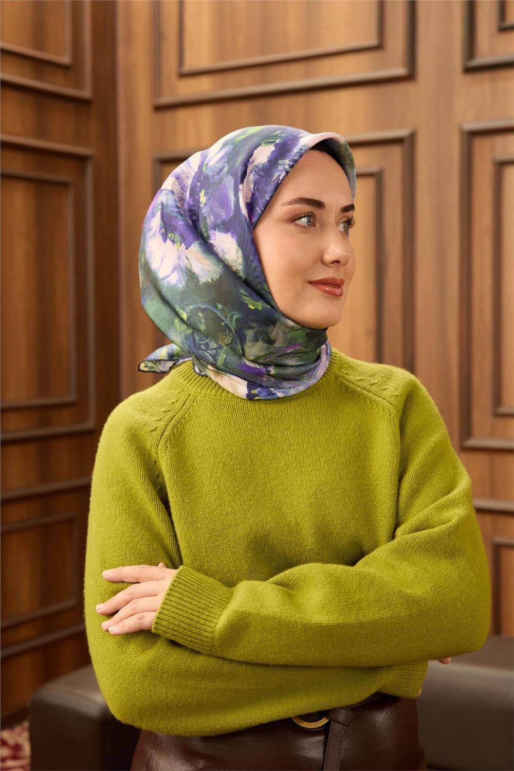 Twill İpek Eşarp Koyu Lacivert-Yeşil Mor Desenli Tok Duruşlu 90x90