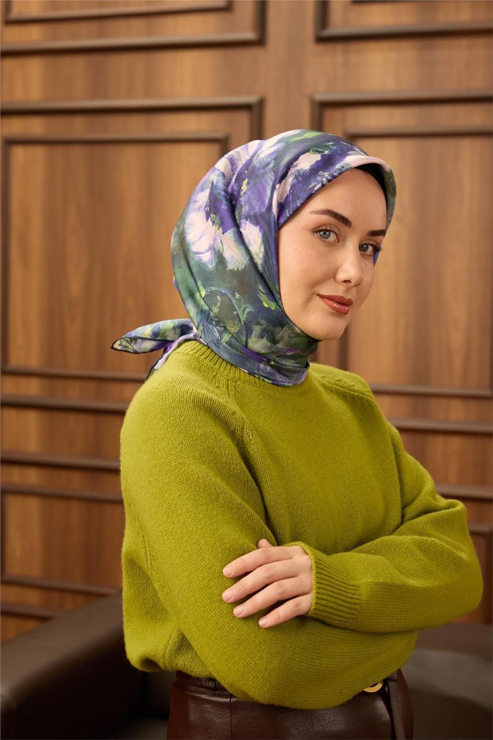 Twill İpek Eşarp Koyu Lacivert-Yeşil Mor Desenli Tok Duruşlu 90x90