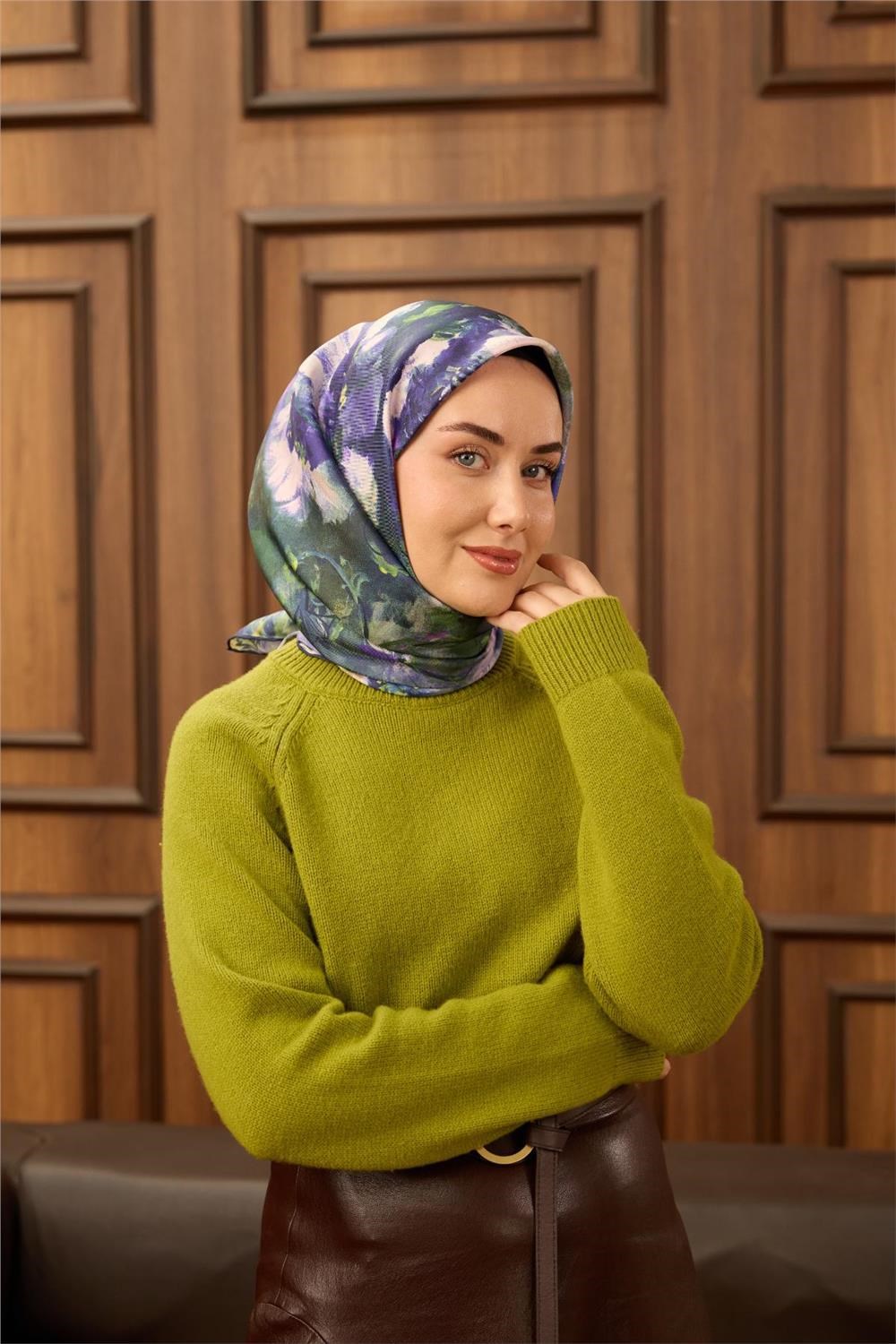 Twill İpek Eşarp Koyu Lacivert-Yeşil Mor Desenli Tok Duruşlu 90x90