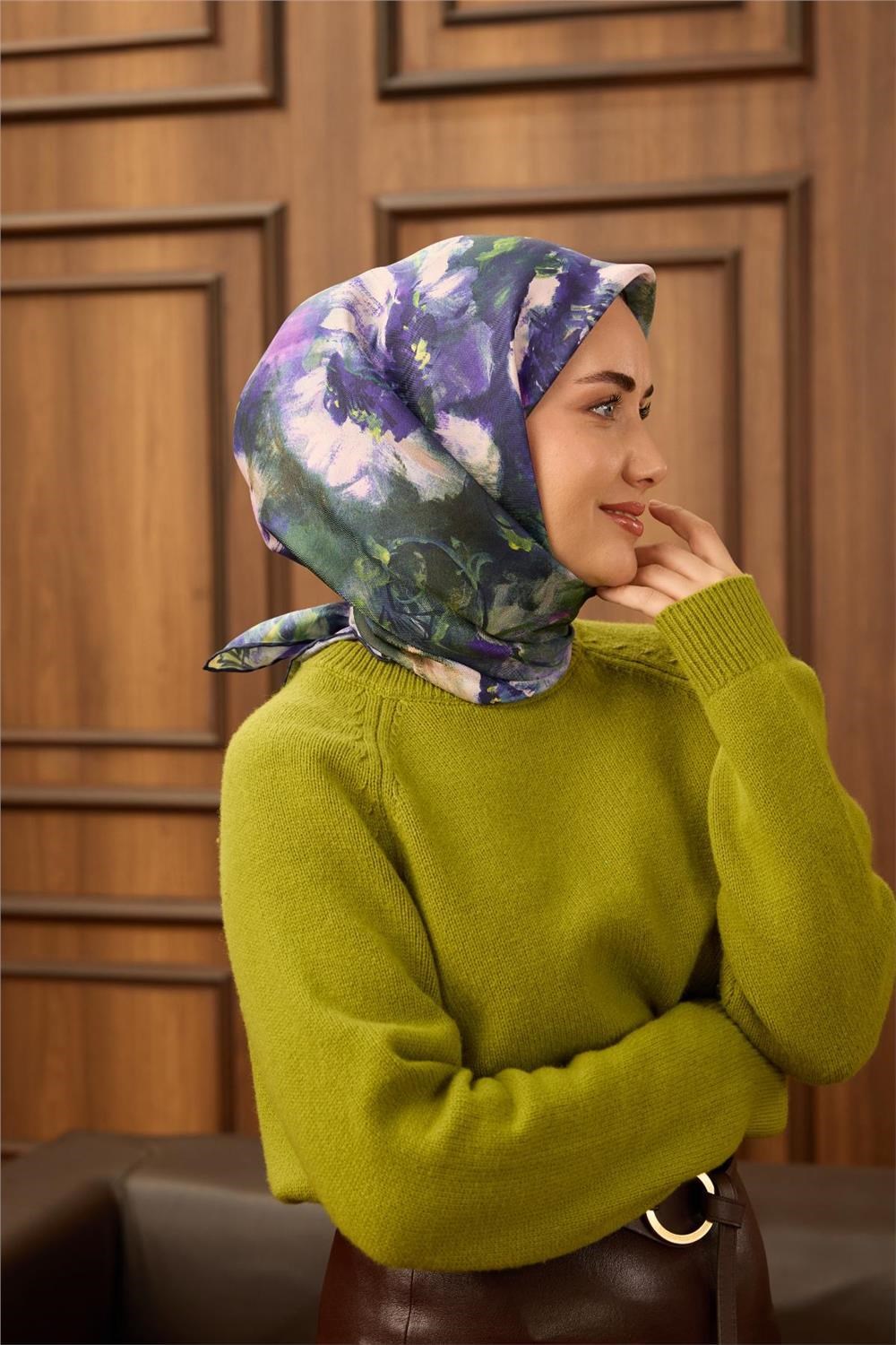 Twill İpek Eşarp Koyu Lacivert-Yeşil Mor Desenli Tok Duruşlu 90x90