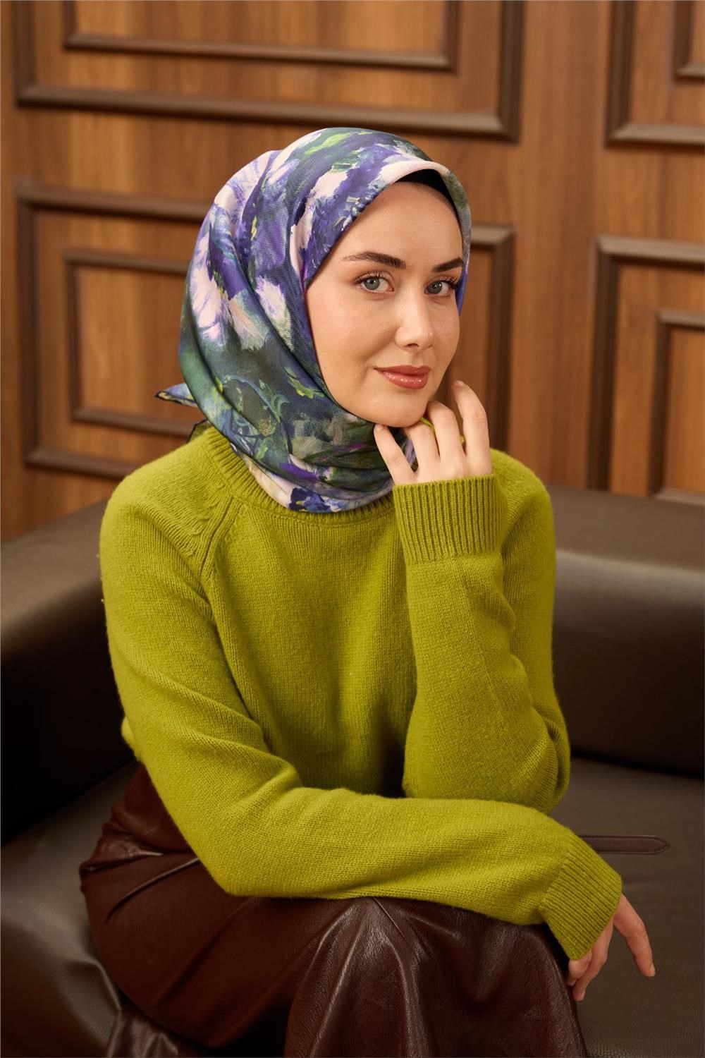 Twill İpek Eşarp Koyu Lacivert-Yeşil Mor Desenli Tok Duruşlu 90x90